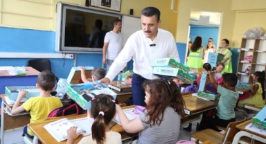 Dikili Belediyesi’nden minik öğrencilere eğitim seti desteği