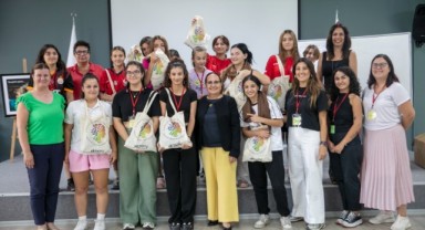 Güzelbahçe Belediyesi’nden Kız Futbol Takımına “Biraz Konuşalım mı?” Eğitimi
