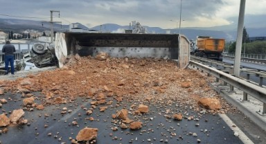 İzmir İtfaiyesi kaza sonrası viyadükte asılı kalan tır şoförünü kurtardı
