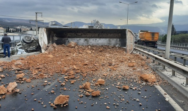 İzmir İtfaiyesi kaza sonrası viyadükte asılı kalan tır şoförünü kurtardı