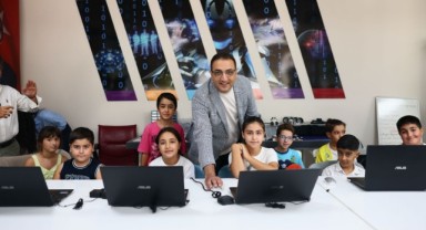 Yiğit, Robotik Kodlama Kursu öğrencileriyle buluştu