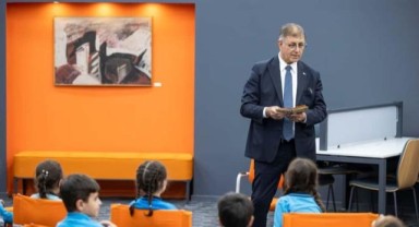 Başkan Tugay kütüphanede çocuklara hikaye okudu