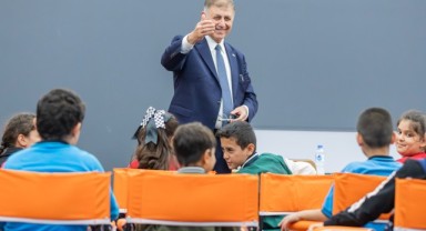 Başkan Tugay okudu, Kadifekaleli çocuklar dinledi