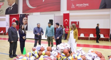 Bayraklı'daki Okullara Spor Malzemesi Desteği