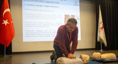 Bornovalı muhtarlara hayat kurtarmayı öğreten eğitim