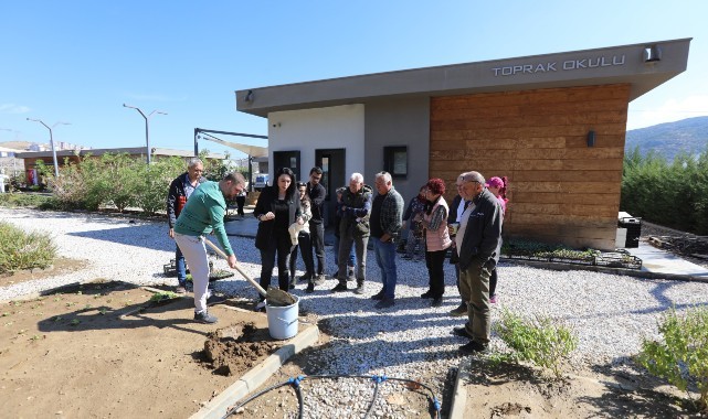 Efes Selçuk’ta üreticilere “Ücretsiz Toprak Analizi Eğitimi” verildi