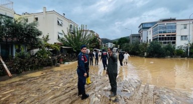Foça'da sağanak hayatı olumsuz etkiledi