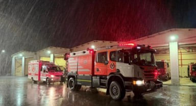 İzmir İtfaiyesi deprem sonrası destek için Sındırgı’da
