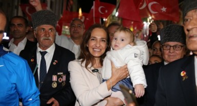 Karşıyaka, Cumhuriyet’in ışığında tek yürek oldu!