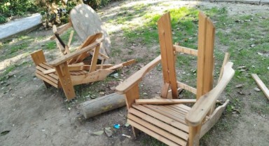 Konak Belediyesi'nin baştan sona yenilediği parktaki banklar paramparça edildi