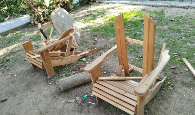 Konak Belediyesi'nin baştan sona yenilediği parktaki banklar paramparça edildi