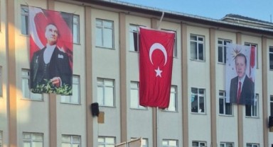 Okullarda 'Erdoğan posteri' zorunlu oldu: Sendikalar ve muhalefet ayağa kalktı