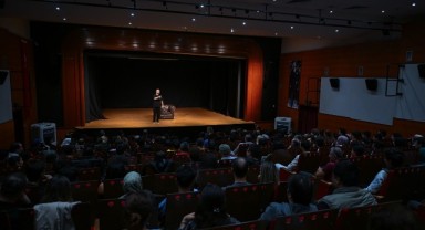 Tahsin Hasoğlu’ndan İZKİTAP’ta kahkaha dolu gece