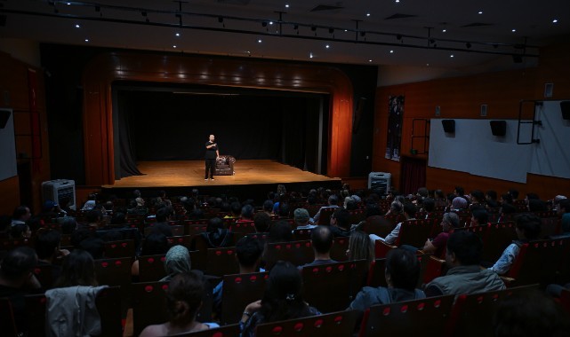 Tahsin Hasoğlu’ndan İZKİTAP’ta kahkaha dolu gece