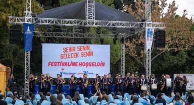 Üniversiteli gençler İzmir’e festivalle “merhaba” dedi