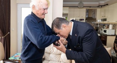 Başkan Tugay lise öğretmenini ziyaret etti