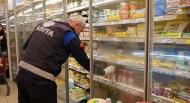 Çeşme Belediyesi Zabıta ekiplerinden market ve okul kantinlerine sıkı denetim