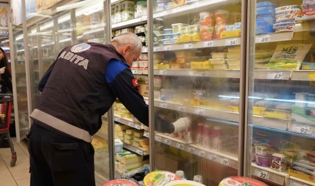 Çeşme Belediyesi Zabıta ekiplerinden market ve okul kantinlerine sıkı denetim