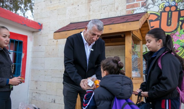 Çiftçinin dalında kalan malı belediye öğrencilere dağıttı