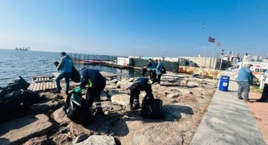 Doğaseverler Karşıyaka'da kıyı temizliği yaptı