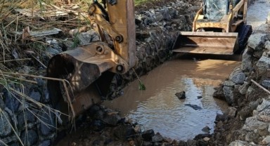 Foça’da rekor yağış sonrası dere temizliği ve alt yapı çalışmaları hız kazandı