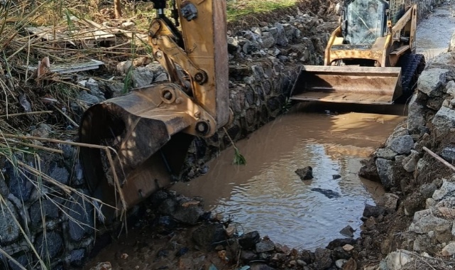 Foça’da rekor yağış sonrası dere temizliği ve alt yapı çalışmaları hız kazandı 