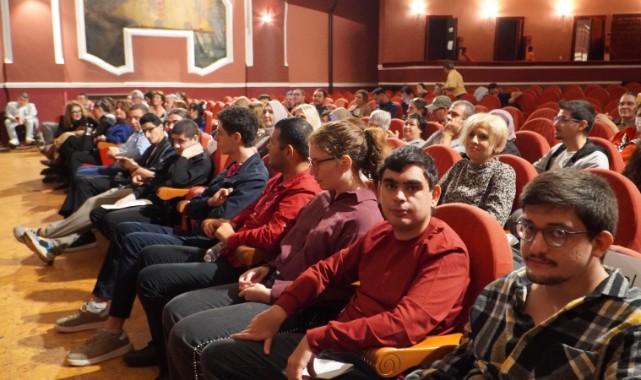 İş hayatına hazırlanan nöroçeşitli gençlerin mezuniyet sevinci