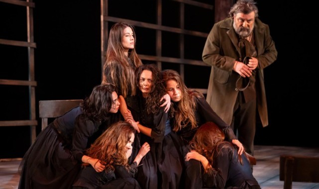 İzmir Şehir Tiyatroları’ndan Cadı Kazanı için görkemli prömiyer