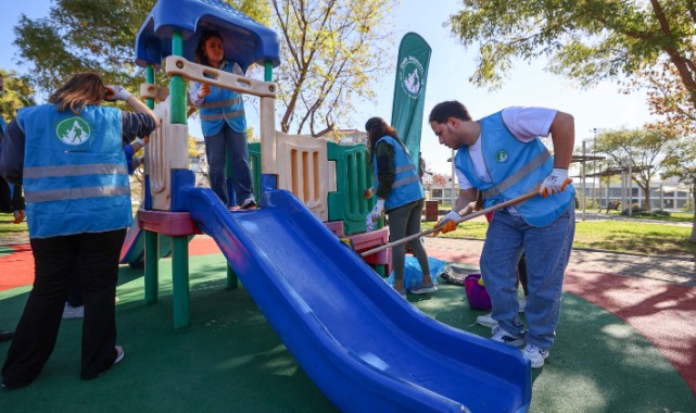 İzmirli gönüllüler el ele vererek doğa için temizlediler