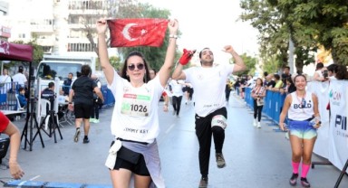 Karşıyaka’da 1500 kişi Ata’dan Ana’ya koştu!