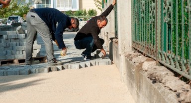 Karşıyaka’da okul çevrelerinde yol bakım çalışması 