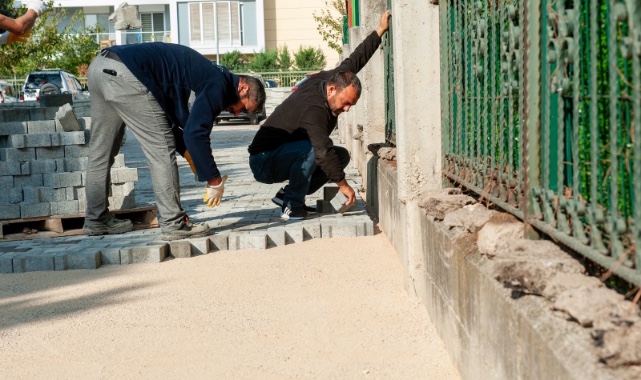 Karşıyaka’da okul çevrelerinde yol bakım çalışması 