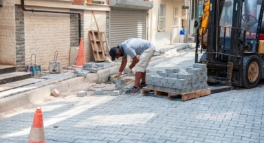 Karşıyaka’da yol bakım çalışmaları hız kesmiyor