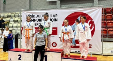 Konak’ın judo takımı ilk turnuvadan madalyalarla döndü