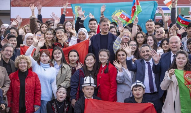 Başkan Tugay Dünya Türk Dili Ailesi Günü’nü öğrencilerle birlikte kutladı