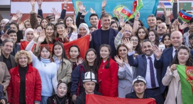 Başkan Tugay Dünya Türk Dili Ailesi Günü’nü öğrencilerle birlikte kutladı