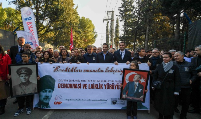 CHP İzmir Devrim Şehitlerini Andı
