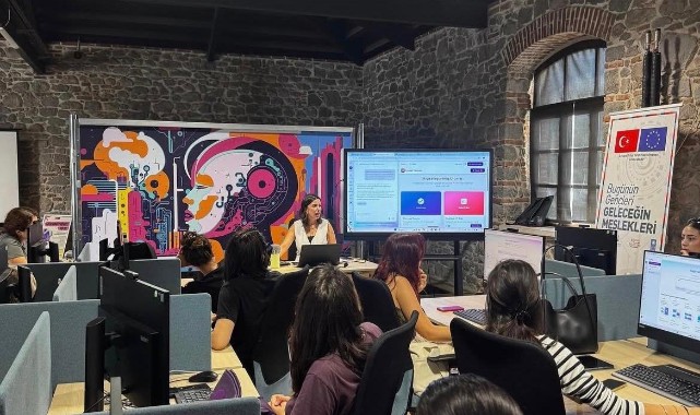 İzmir Büyükşehir Belediyesi gençleri dijital geleceğe hazırlıyor