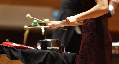 İzmir Devlet Senfoni Orkestrası’na tencere ve tava ile eşlik etti