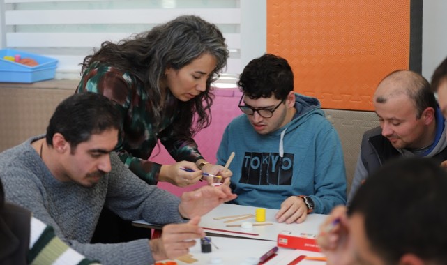 Menderes’in Engelsiz Evi Engelli Bireylere Destek Oluyor