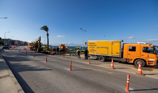 Mithatpaşa Caddesi’ndeki ana boru arızası için İZSU seferber oldu