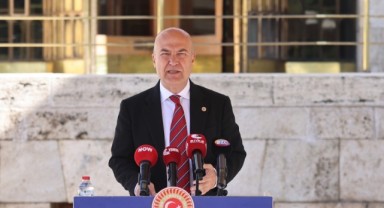 CHP’li Murat Bakan kaldırımda görevlendirilen polisi Meclis’e taşıdı!