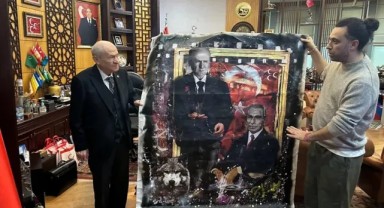 Devlet Bahçeli'ye Dikkat Çeken Hediye