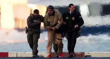 Dünyanın Gözü New York'ta! Maduro ve Eşi Kelepçeli Şekilde Mahkemeye Götürülüyor