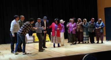 Foça Belediye Tiyatrosu Turgutlu’da Sahne Aldı