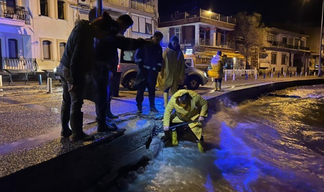 Foça’da Sağanak Alarmı: Belediye Ekipleri Gece Boyunca Sahadaydı