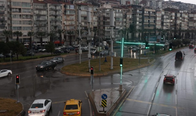 İzmir Büyükşehir Belediyesi ekipleri sağanak nedeniyle seferber oldu