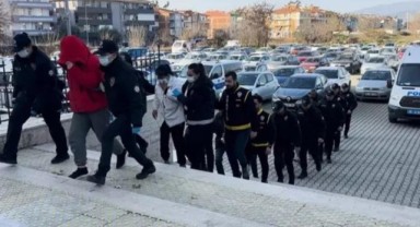 İzmir'de fuhşa aracılık eden şüphelilere operasyon; 8 gözaltı