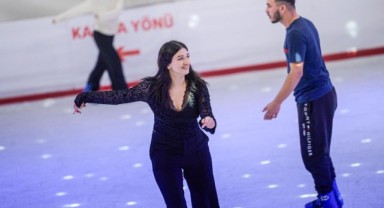 İzmir'de kışın keyfi buzda yaşanıyor