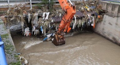 İzmir’de kuvvetli yağış alarmı: 1310 personel, 342 araç ve 200 pompa ile sahada